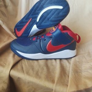 Nike Team Hustle boys size 3y